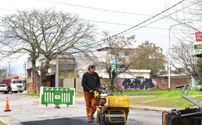 CONTINÚAN LOS TRABAJOS DE BACHEO EN MONTE GRANDE
