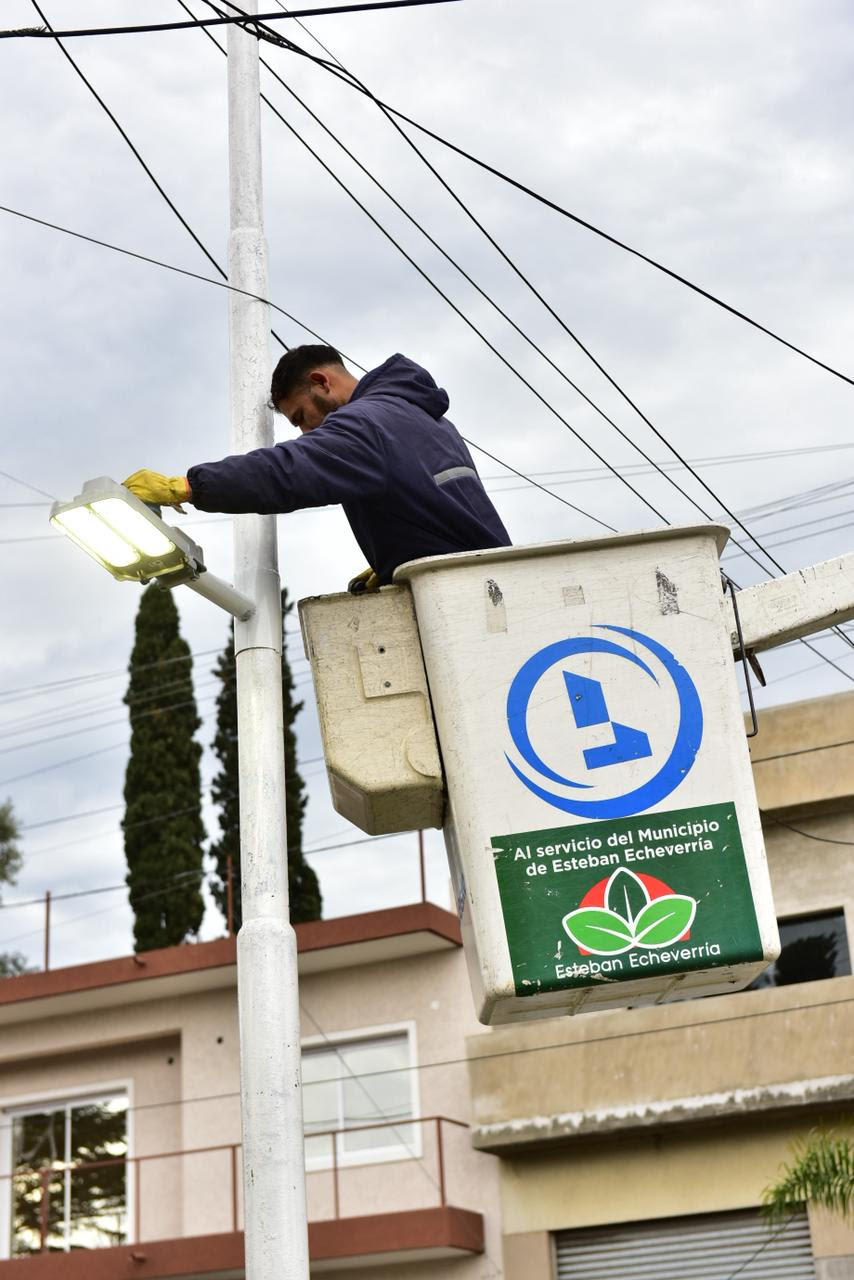 AVANZA LA INSTALACIÓN DE LUCES LED PEATONALES EN MONTE GRANDE