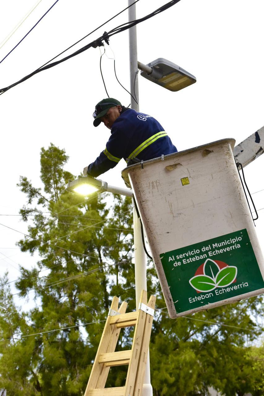 INSTALACIÓN DE NUEVAS LUCES LED PEATONALES EN EL JAGÜEL