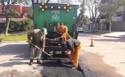 CONTINÚAN LOS TRABAJOS DE BACHEO EN MONTE GRANDE