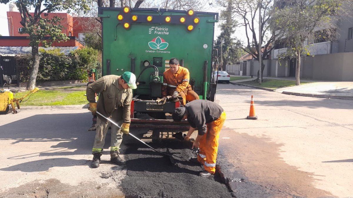 CONTINÚAN LOS TRABAJOS DE BACHEO EN MONTE GRANDE