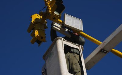 AVANZA LA INSTALACIÓN DE CONTADORES DE TIEMPO EN SEMÁFOROS DEL DISTRITO
