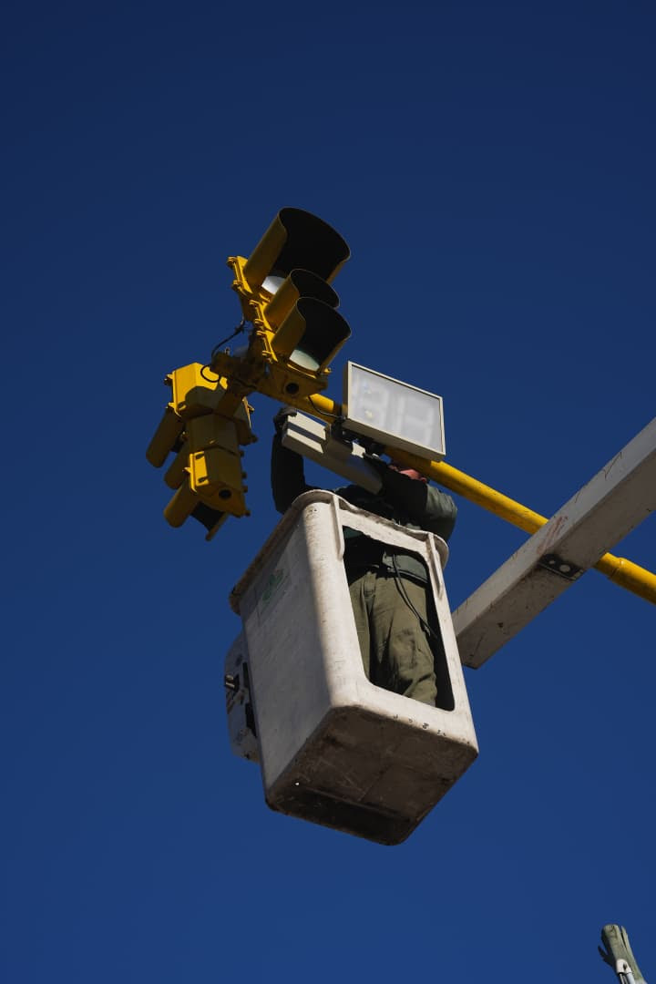 AVANZA LA INSTALACIÓN DE CONTADORES DE TIEMPO EN SEMÁFOROS DEL DISTRITO