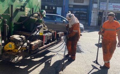 LOS EQUIPOS MUNICIPALES CONTINÚAN CON LAS OBRAS DE BACHEO EN LUIS GUILLÓN