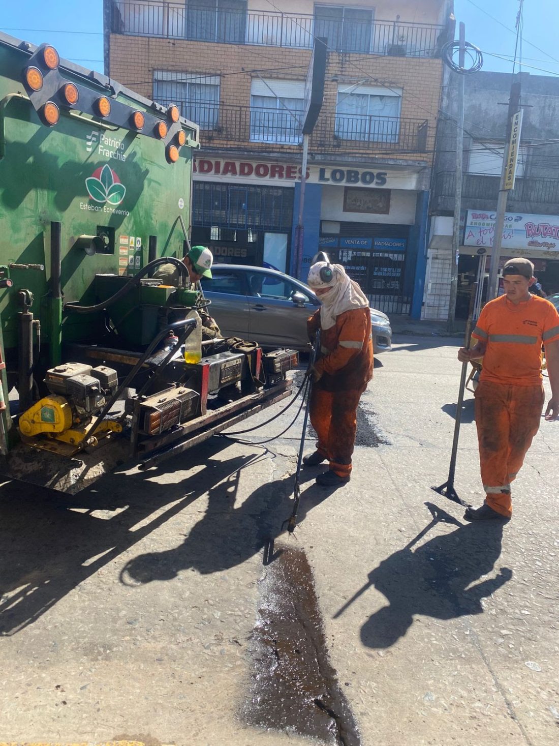 LOS EQUIPOS MUNICIPALES CONTINÚAN CON LAS OBRAS DE BACHEO EN LUIS GUILLÓN