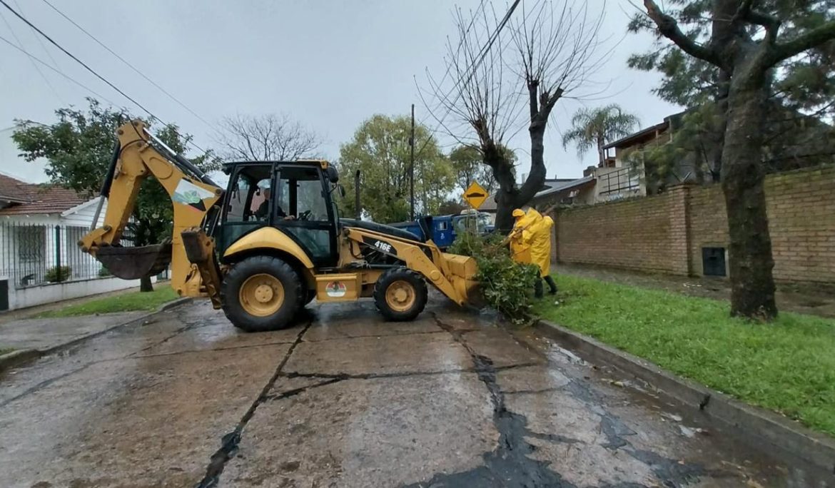 TRAS LAS FUERTES LLUVIAS, EL MUNICIPIO PONE EN MARCHA TRABAJOS DE LIMPIEZA Y SANEAMIENTO EN LOS BARRIOS DEL DISTRITO