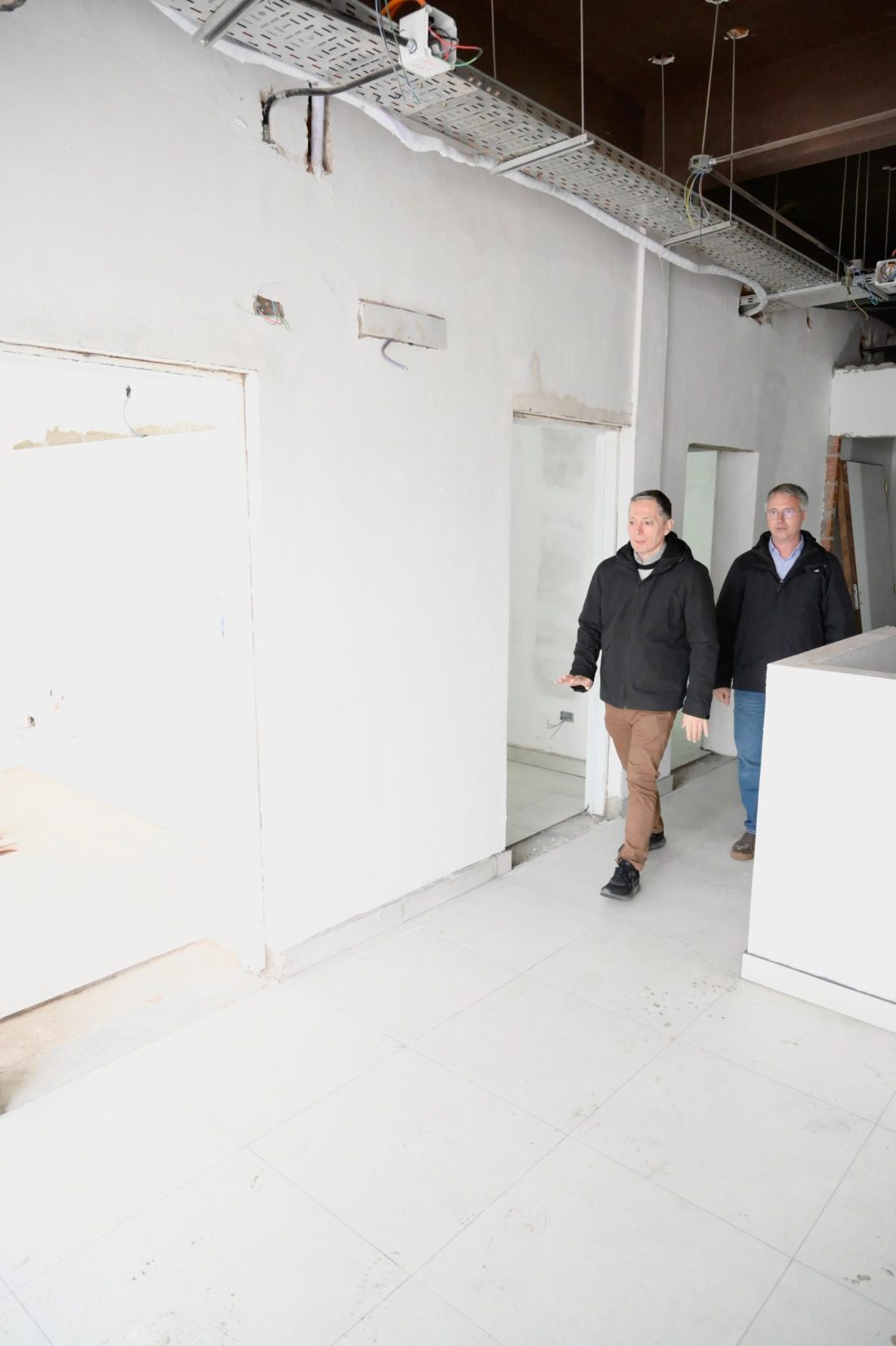 FERNANDO GRAY RECORRIÓ LAS OBRAS DE LA UNIDAD SANITARIA N° 25 DE 9 DE ABRIL