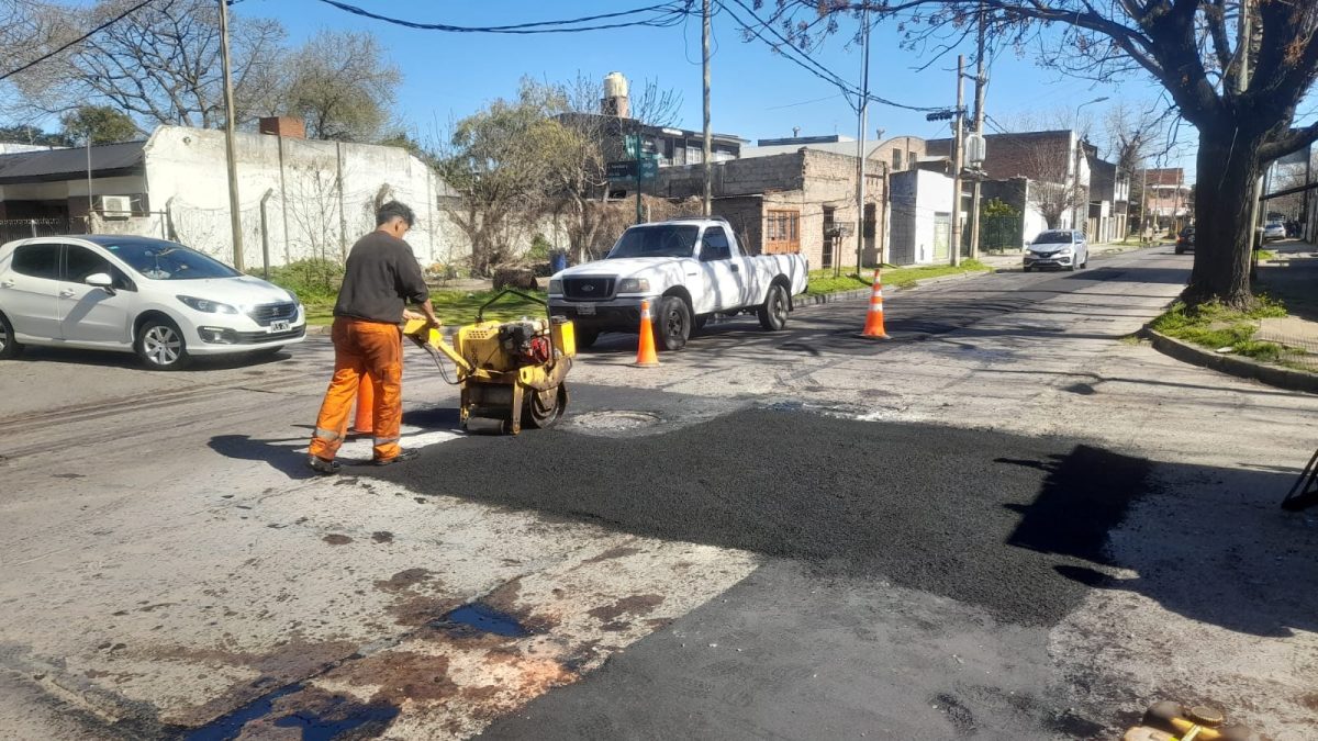 CONTINÚAN LAS OBRAS DE BACHEO EN DISTINTOS PUNTOS DE LUIS GUILLÓN