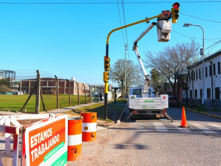 AVANZA LA INSTALACIÓN DE CONTADORES DE TIEMPO EN SEMÁFOROS DE ESTEBAN ECHEVERRÍA