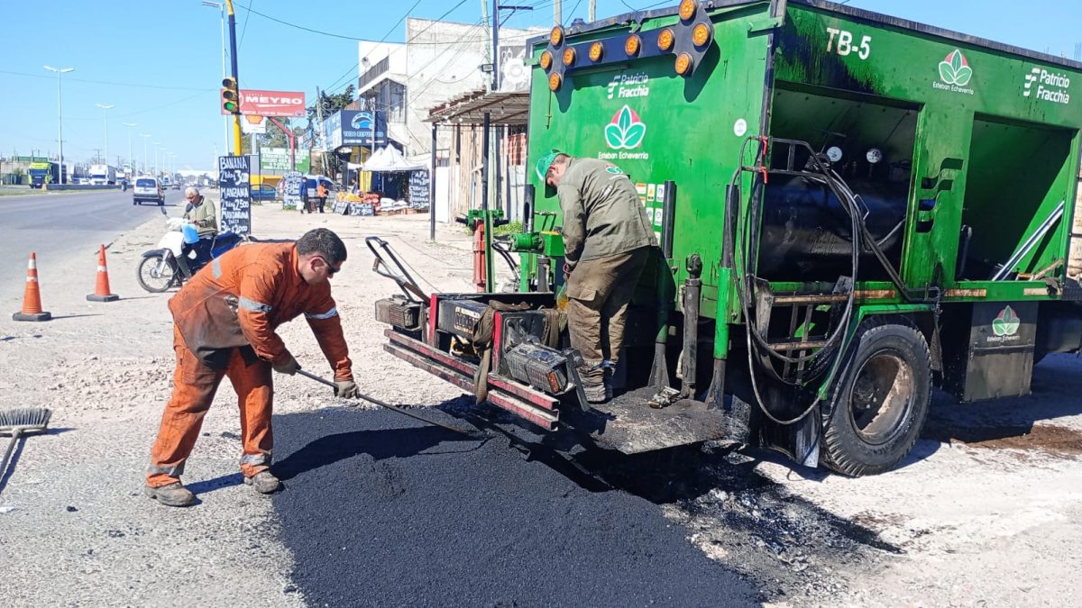 AVANZAN LOS TRABAJOS DE BACHEO EN DISTINTOS PUNTOS DEL DISTRITO
