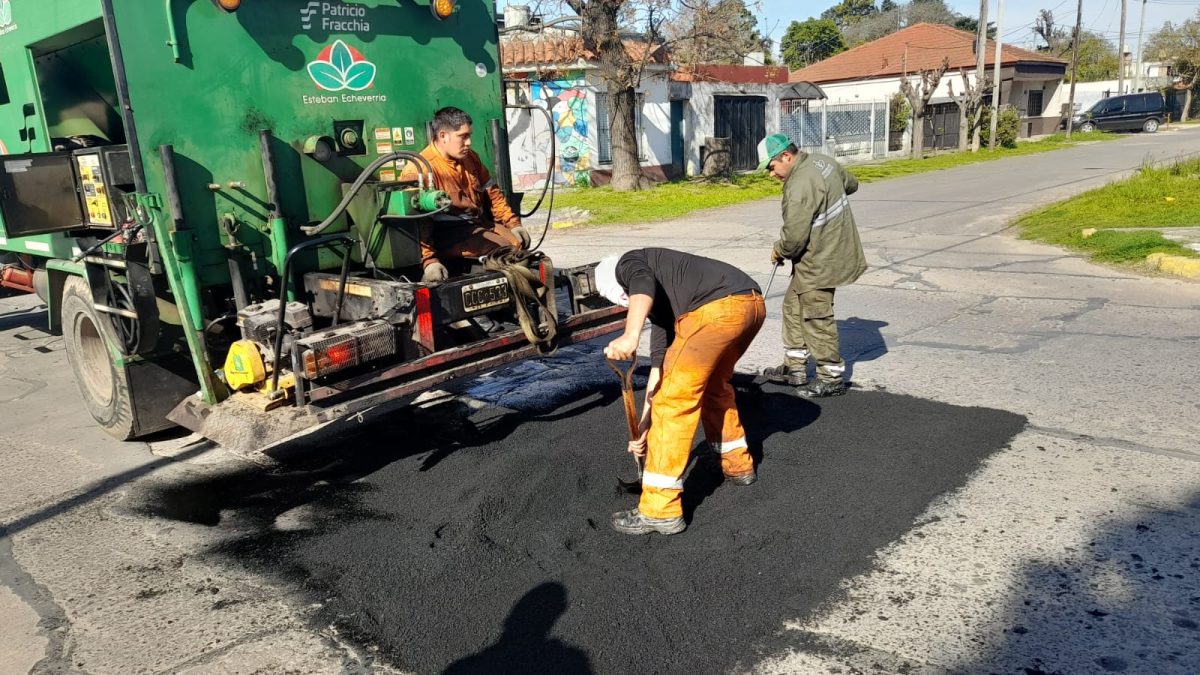 LUIS GUILLÓN: CONTINÚAN LAS OBRAS DE BACHEO SOBRE LA CALLE ARANA