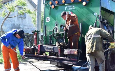 AVANZAN LOS TRABAJOS DE BACHEO EN DISTINTOS PUNTOS DEL DISTRITO