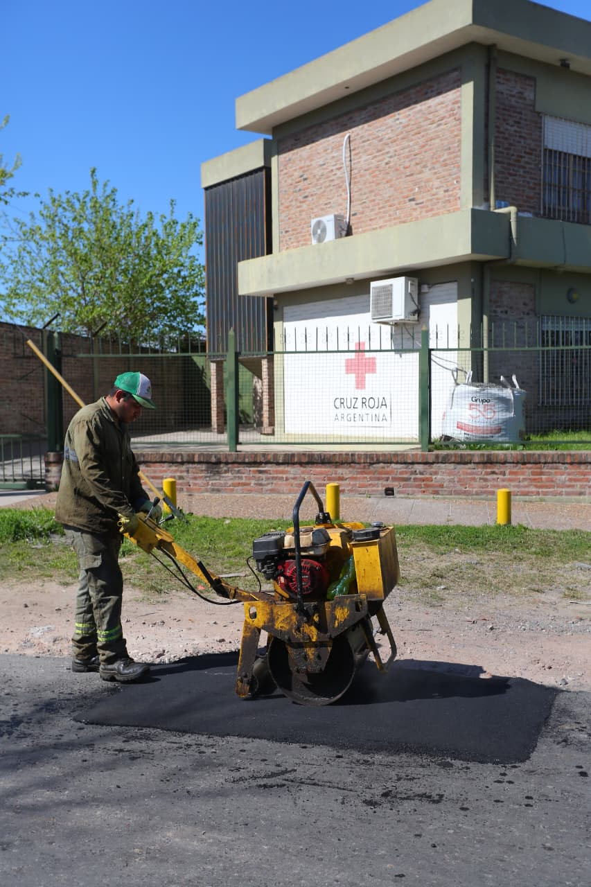 CONTINÚAN LAS OBRAS DE BACHEO EN LUIS GUILLÓN
