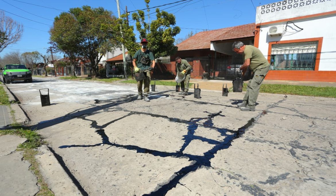 AVANZAN LOS TRABAJOS DE TOMADO DE JUNTAS EN LAS CALLES DE MONTE GRANDE