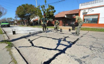 AVANZAN LOS TRABAJOS DE TOMADO DE JUNTAS EN LAS CALLES DE MONTE GRANDE