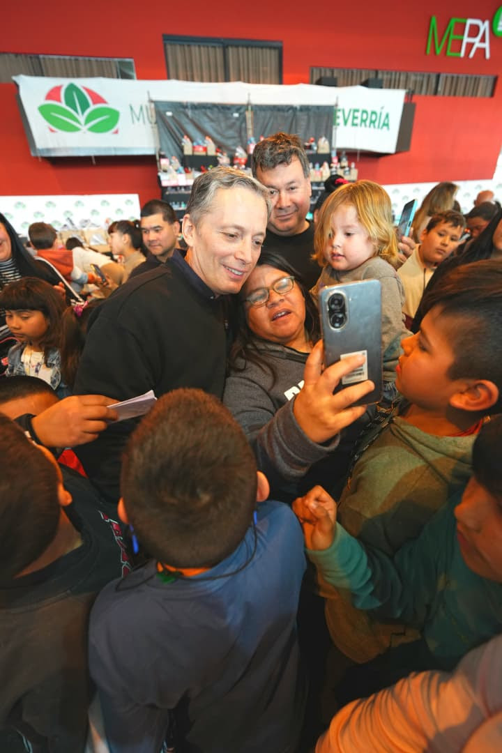 FERNANDO GRAY ENTREGÓ 1.122 PARES DE ANTEOJOS A ESTUDIANTES DE 12 ESCUELAS PRIMARIAS DEL MUNICIPIO