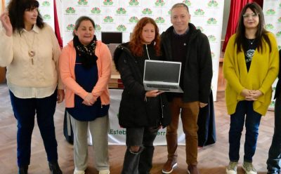 FERNANDO GRAY ENTREGÓ 44 NOTEBOOKS EN EL HOGAR ESCUELA EVITA