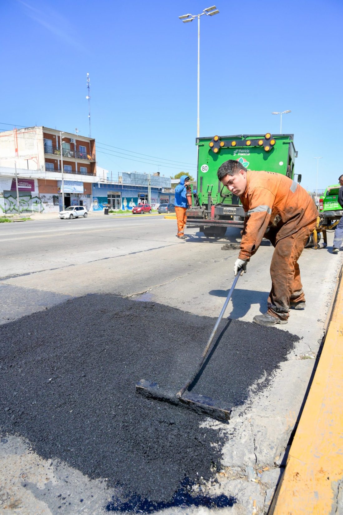 CONTINÚAN CON LAS OBRAS DE BACHEO EN EL JAGÜEL