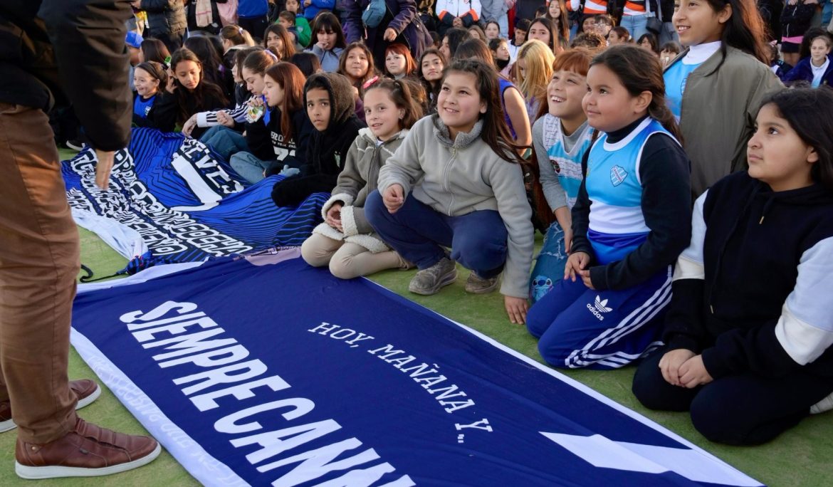 FERNANDO GRAY ENTREGÓ CAMISETAS A LOS CLUBES DE LA LIGA DE HOCKEY DE ESTEBAN ECHEVERRÍA