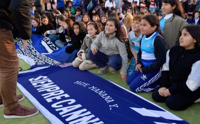 FERNANDO GRAY ENTREGÓ CAMISETAS A LOS CLUBES DE LA LIGA DE HOCKEY DE ESTEBAN ECHEVERRÍA