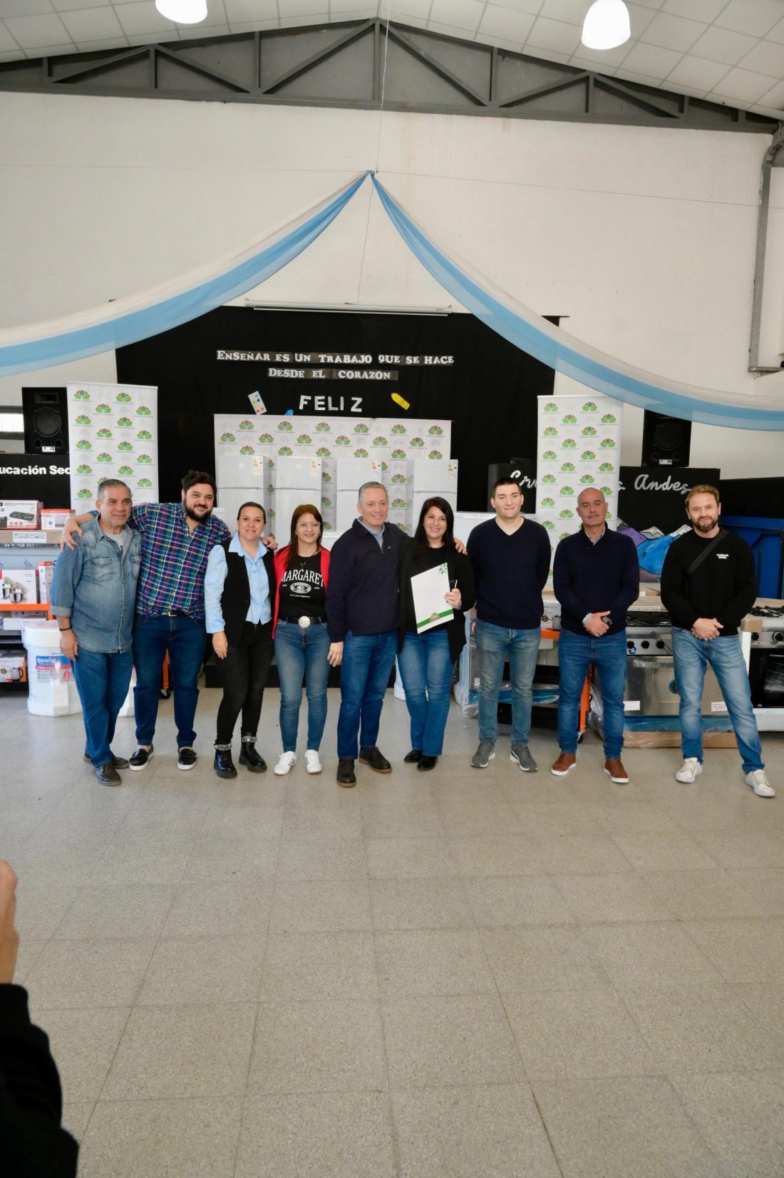 FERNANDO GRAY ENTREGÓ EQUIPAMIENTO A 62 INSTITUCIONES EDUCATIVAS PARA FORTALECER EL SERVICIO ALIMENTARIO ESCOLAR