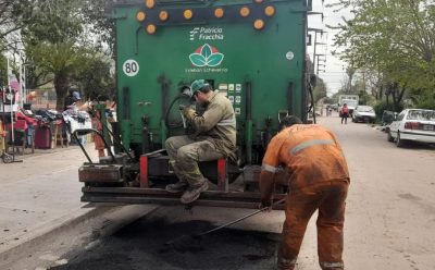 CONTINÚAN LOS TRABAJOS DE BACHEO EN EL JAGÜEL