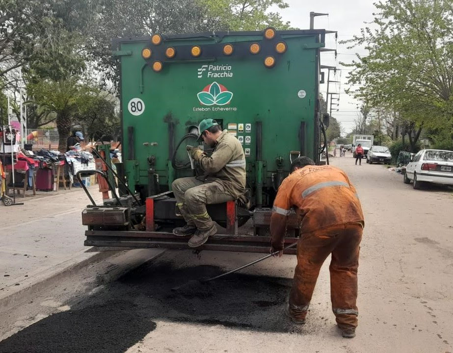 CONTINÚAN LOS TRABAJOS DE BACHEO EN EL JAGÜEL