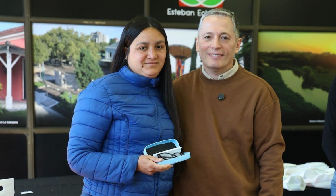 FERNANDO GRAY ENTREGÓ LENTES A 156 TRABAJADORAS Y TRABAJADORES VECINALES DE 9 DE ABRIL