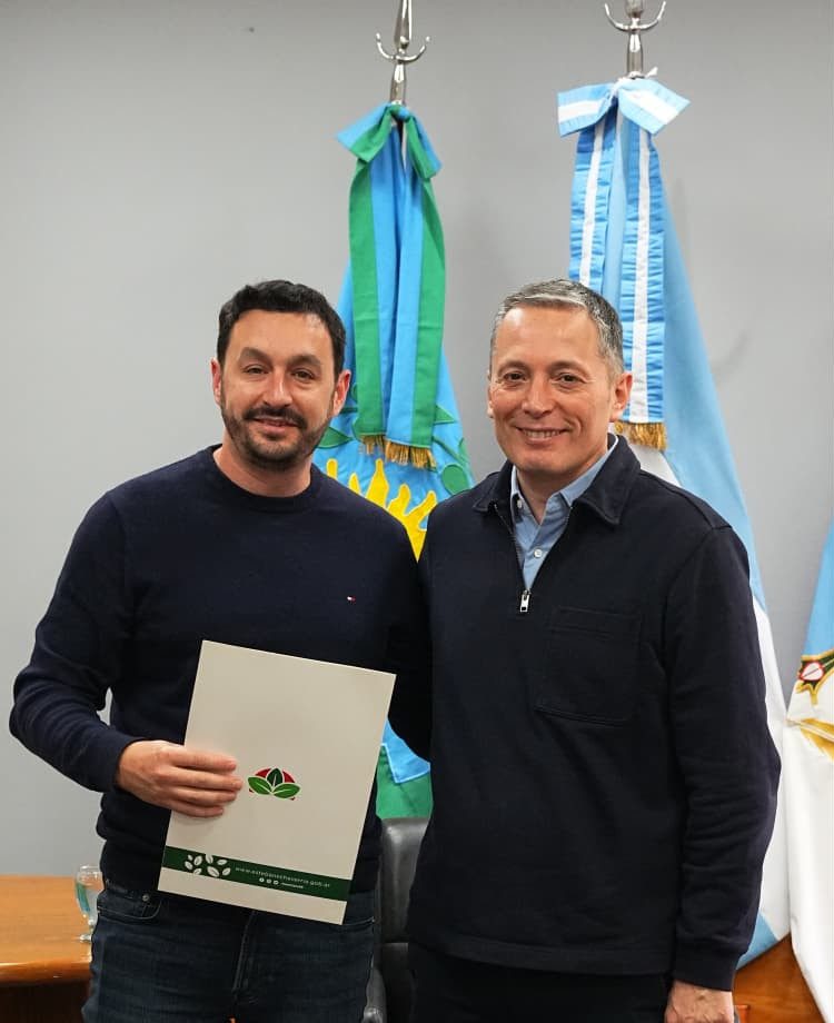 FERNANDO GRAY ENTREGÓ EL DECRETO DE PROMOCIÓN INDUSTRIAL A LA EMPRESA COMPRA RÁPIDO