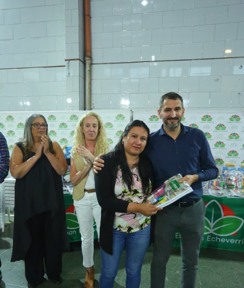 ENTREGA DE KITS ESCOLARES A 1.053 ALUMNAS Y ALUMNOS QUE CURSAN EL PLAN FINES Y LA PRIMARIA PARA ADULTOS