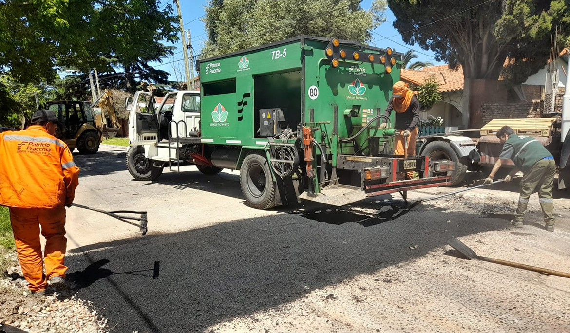 AVANZAN LOS TRABAJOS DE BACHEO EN MONTE GRANDE