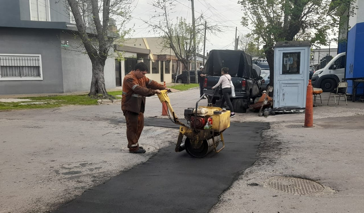 AVANZAN LOS TRABAJOS DE BACHEO EN MONTE GRANDE