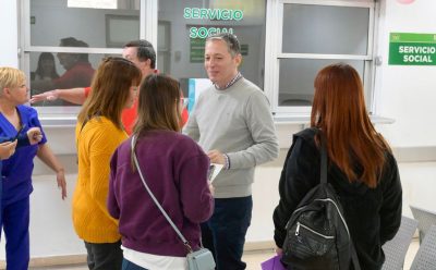 FERNANDO GRAY RECORRIÓ EL HOSPITAL MUNICIPAL SANTAMARINA Y SALUDÓ A LAS MADRES EN SU DÍA