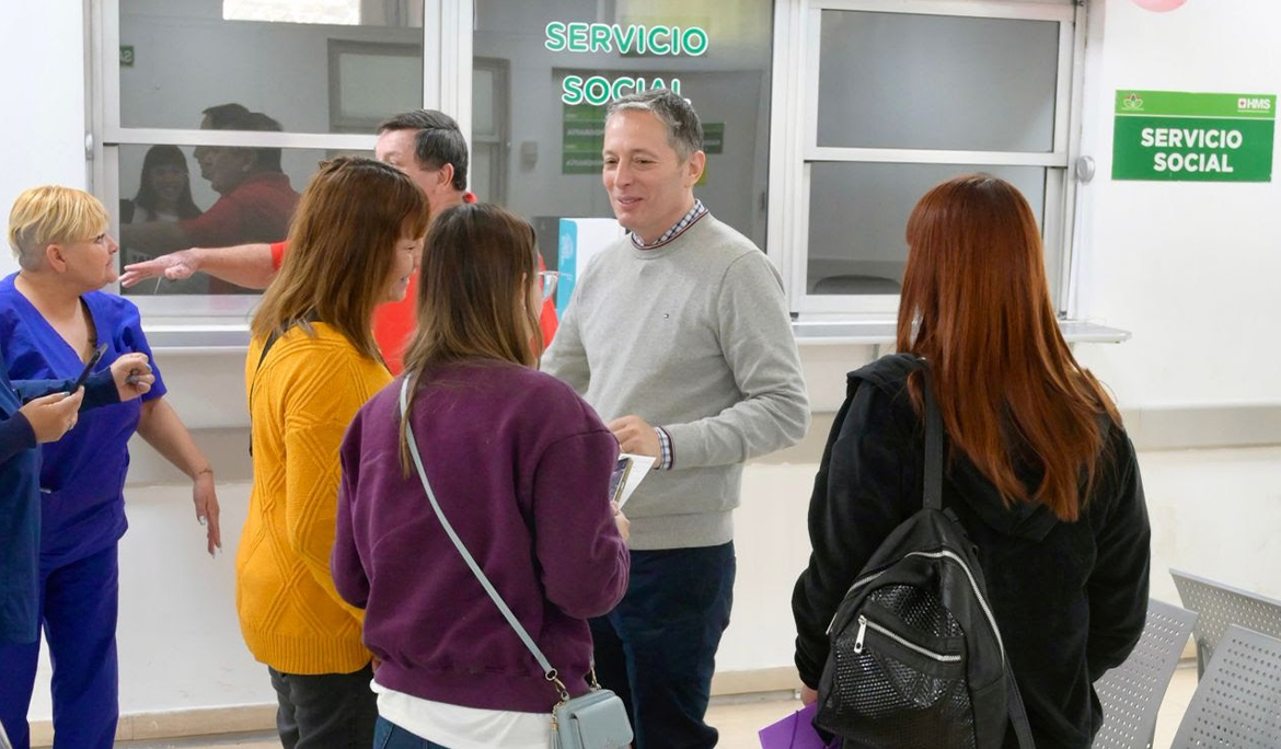 FERNANDO GRAY RECORRIÓ EL HOSPITAL MUNICIPAL SANTAMARINA Y SALUDÓ A LAS MADRES EN SU DÍA