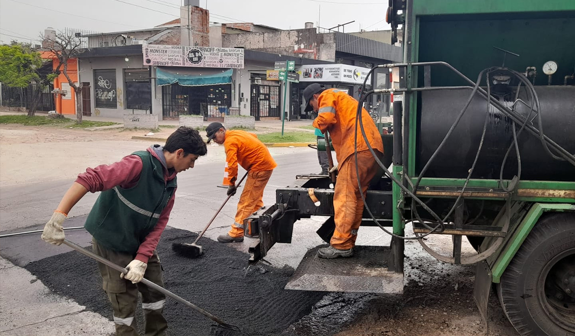 MÁS OBRAS DE BACHEO EN MONTE GRANDE