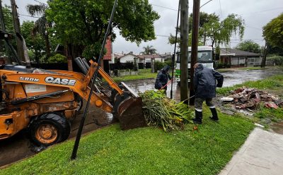 TRAS LAS INTENSAS LLUVIAS, LOS EQUIPOS DEL MUNICIPIO REALIZAN TAREAS DE LIMPIEZA Y SANEAMIENTO EN DIVERSOS PUNTOS DEL DISTRITO