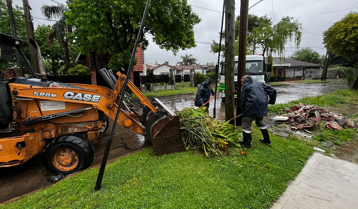 TRAS LAS INTENSAS LLUVIAS, LOS EQUIPOS DEL MUNICIPIO REALIZAN TAREAS DE LIMPIEZA Y SANEAMIENTO EN DIVERSOS PUNTOS DEL DISTRITO
