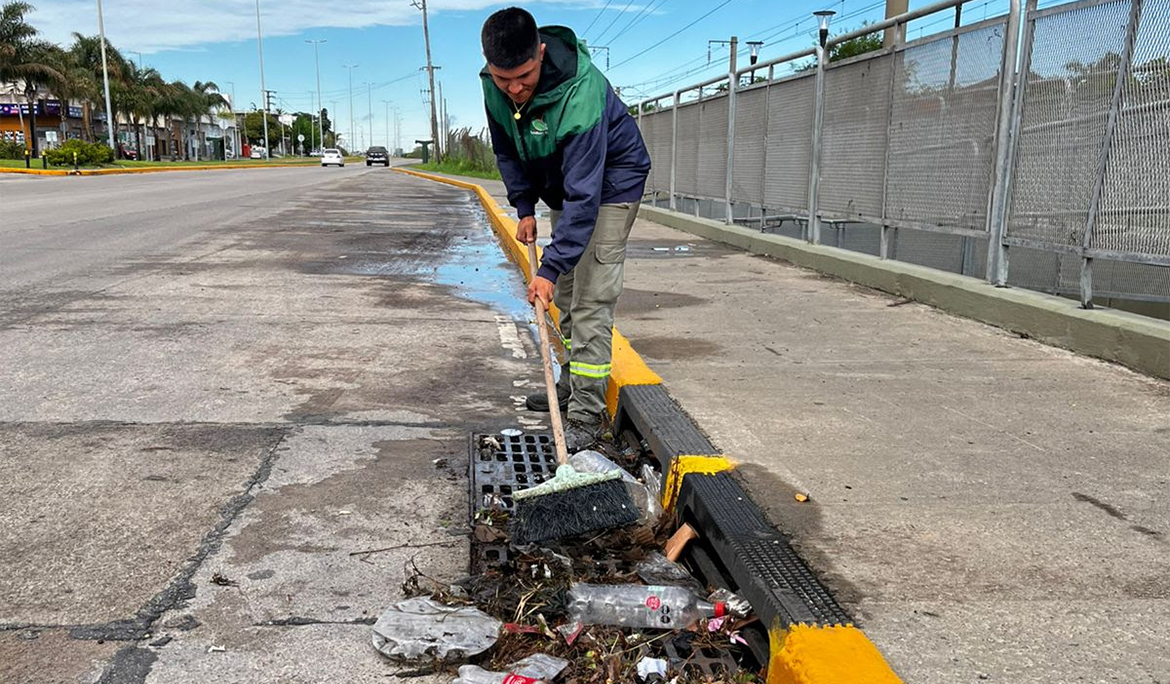 TRAS LAS INTENSAS LLUVIAS, LOS EQUIPOS DEL MUNICIPIO REALIZAN TAREAS DE LIMPIEZA Y SANEAMIENTO