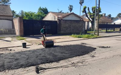 CONTINÚAN LOS TRABAJOS DE BACHEO EN MONTE GRANDE