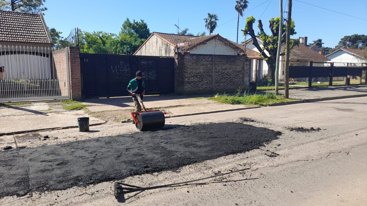 CONTINÚAN LOS TRABAJOS DE BACHEO EN MONTE GRANDE
