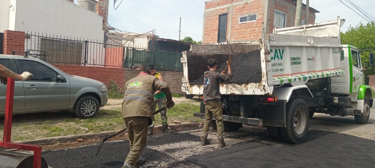CONTINÚAN LAS OBRAS DE BACHEO EN EL JAGÜEL