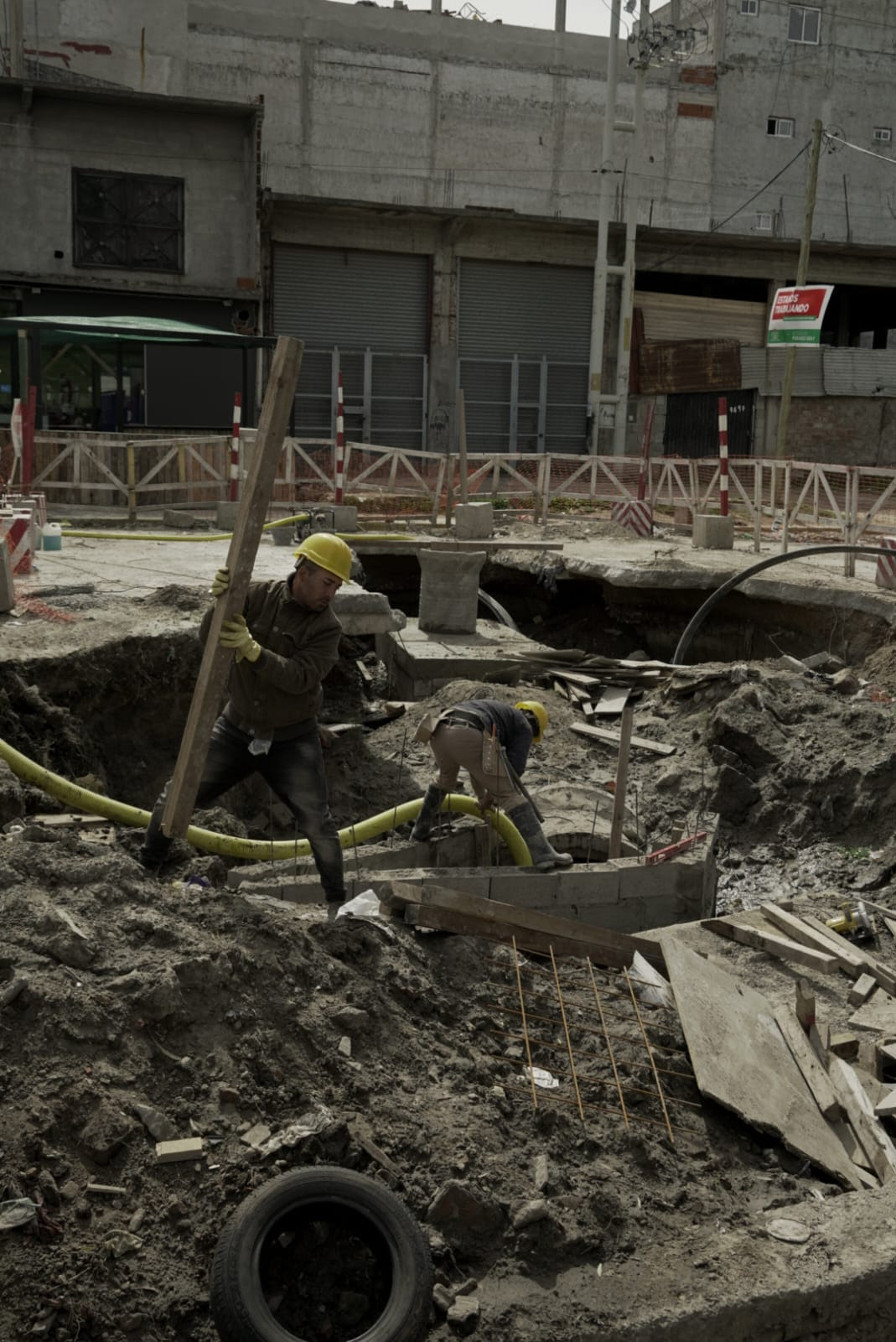9 DE ABRIL: CONTINÚA LA CONSTRUCCIÓN DE UN CONDUCTO PLUVIAL EN LA AVENIDA OLIMPO
