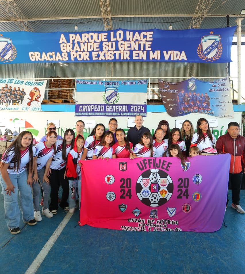 FERNANDO GRAY ENTREGÓ 837 PARES DE BOTINES A 34 EQUIPOS DE FÚTBOL FEMENINO DE ESTEBAN ECHEVERRÍA