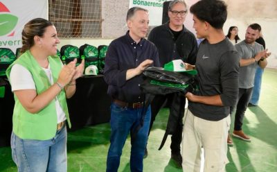 FERNANDO GRAY ENTREGÓ 457 KITS DEPORTIVOS A LA DELEGACIÓN QUE PARTICIPARÁ DE LA FINAL DE LOS JUEGOS BONAERENSES