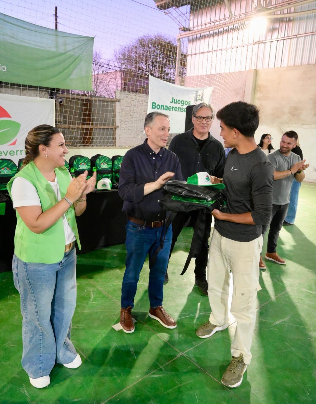 FERNANDO GRAY ENTREGÓ 457 KITS DEPORTIVOS A LA DELEGACIÓN QUE PARTICIPARÁ DE LA FINAL DE LOS JUEGOS BONAERENSES