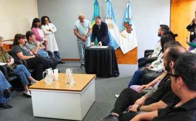 FERNANDO GRAY FIRMÓ EL PASE A PLANTA PERMANENTE Y RECATEGORIZACIONES DE PERSONAL DE LA CARRERA PROFESIONAL HOSPITALARIA