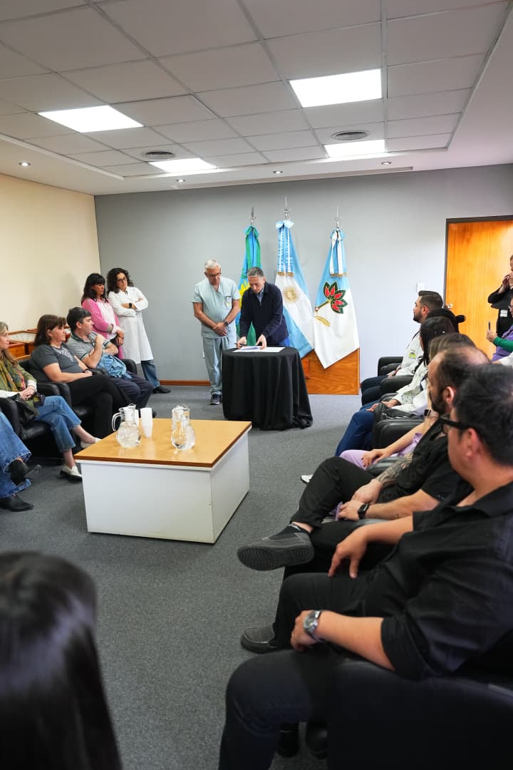 FERNANDO GRAY FIRMÓ EL PASE A PLANTA PERMANENTE Y RECATEGORIZACIONES DE PERSONAL DE LA CARRERA PROFESIONAL HOSPITALARIA
