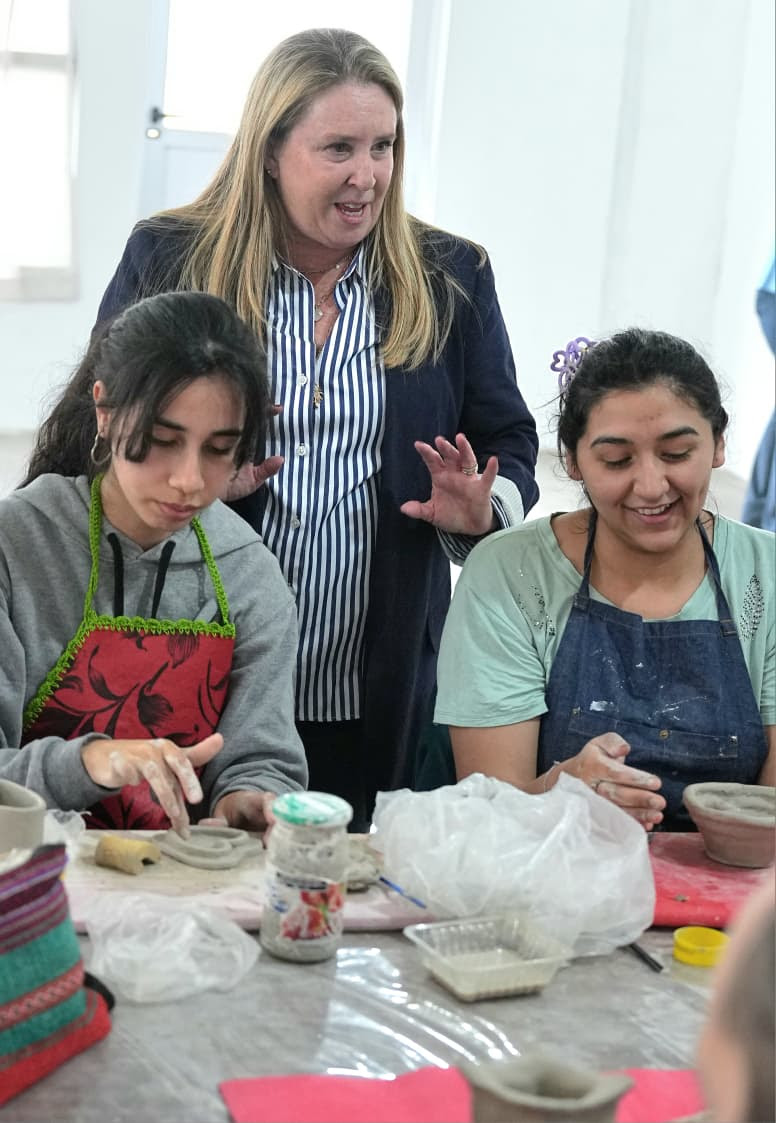 MAGUI GRAY VISITÓ TRES SEDES DE LA ESCUELA MUNICIPAL DE ARTES Y OFICIOS