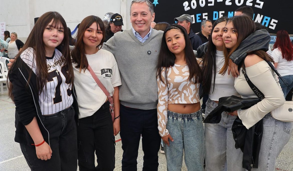 FERNANDO GRAY PARTICIPÓ DEL ACTO DE IMPOSICIÓN DE NOMBRE Y 20° ANIVERSARIO DE LA ESCUELA SECUNDARIA N° 40