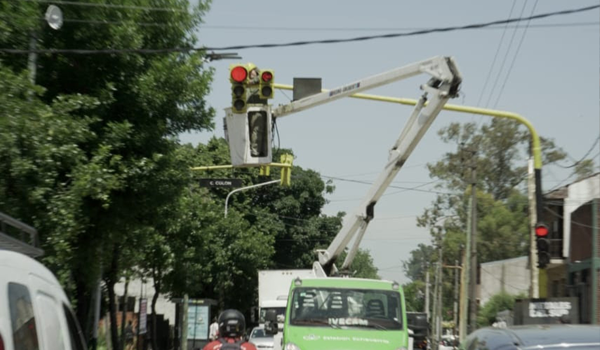 AVANZA LA INSTALACIÓN DE CONTADORES DE TIEMPO EN SEMÁFOROS DEL DISTRITO